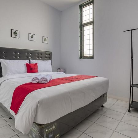 RedDoorz Plus near Jakarta Kota Station Bagian luar foto
