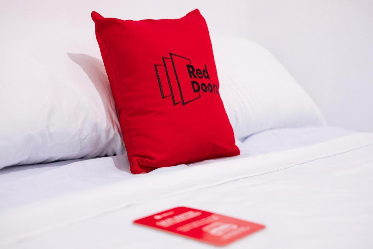 RedDoorz Plus near Jakarta Kota Station Bagian luar foto