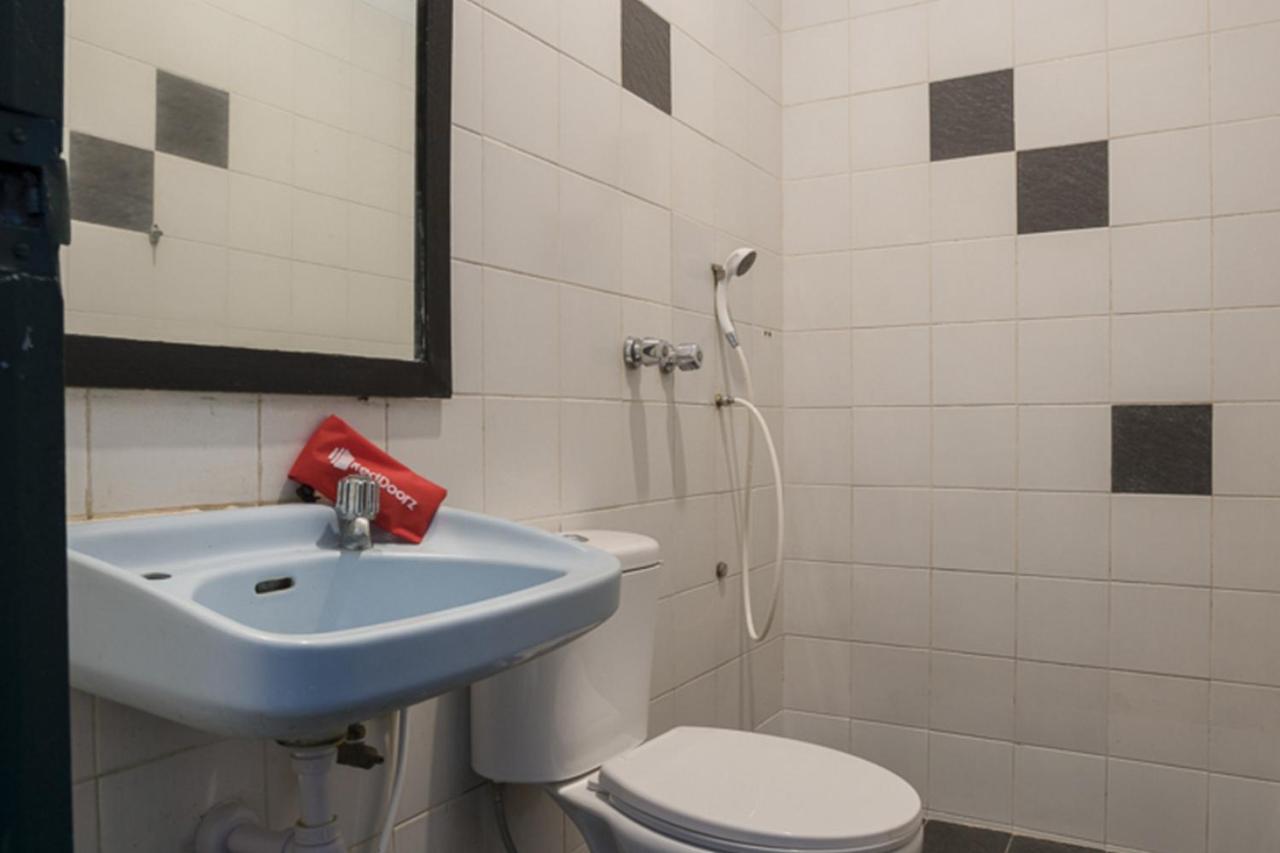 RedDoorz Plus near Jakarta Kota Station Bagian luar foto