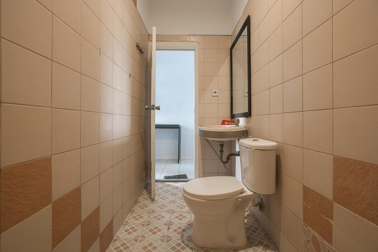RedDoorz Plus near Jakarta Kota Station Bagian luar foto
