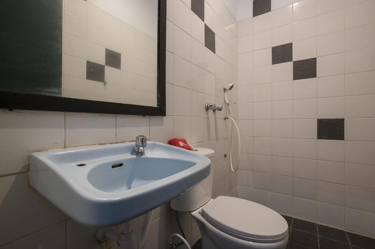 RedDoorz Plus near Jakarta Kota Station Bagian luar foto