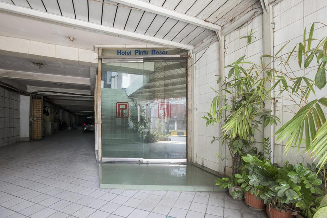 RedDoorz Plus near Jakarta Kota Station Bagian luar foto