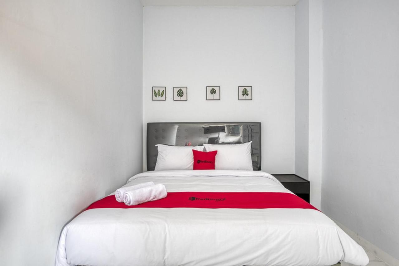 RedDoorz Plus near Jakarta Kota Station Bagian luar foto