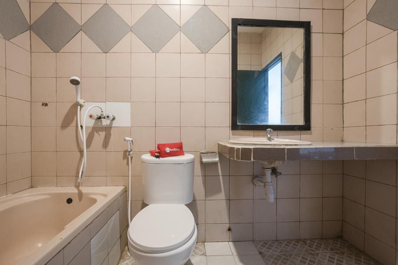 RedDoorz Plus near Jakarta Kota Station Bagian luar foto