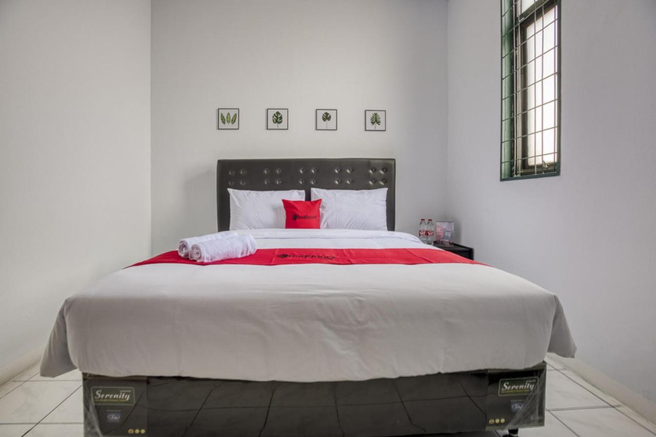RedDoorz Plus near Jakarta Kota Station Bagian luar foto