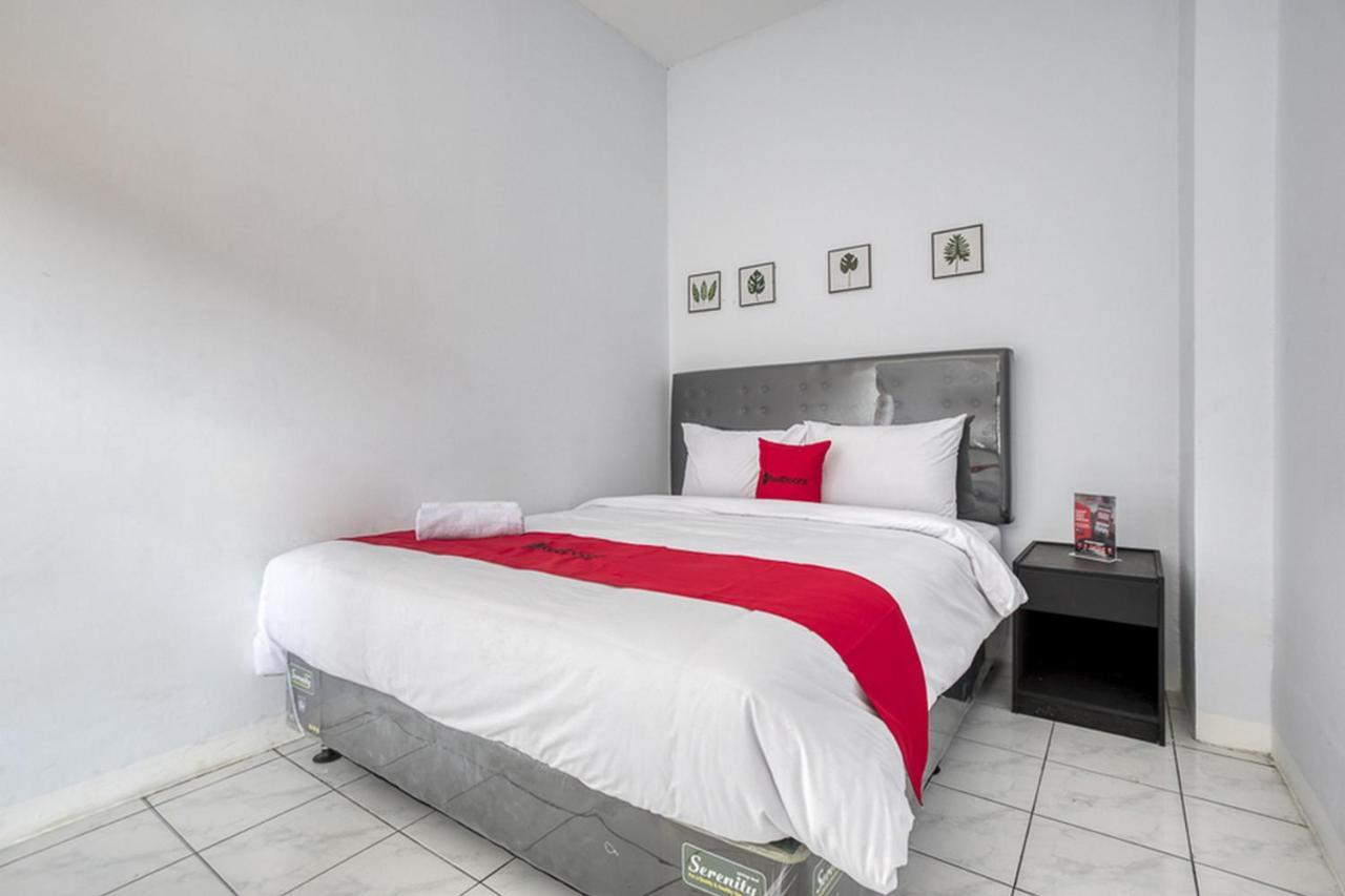 RedDoorz Plus near Jakarta Kota Station Bagian luar foto