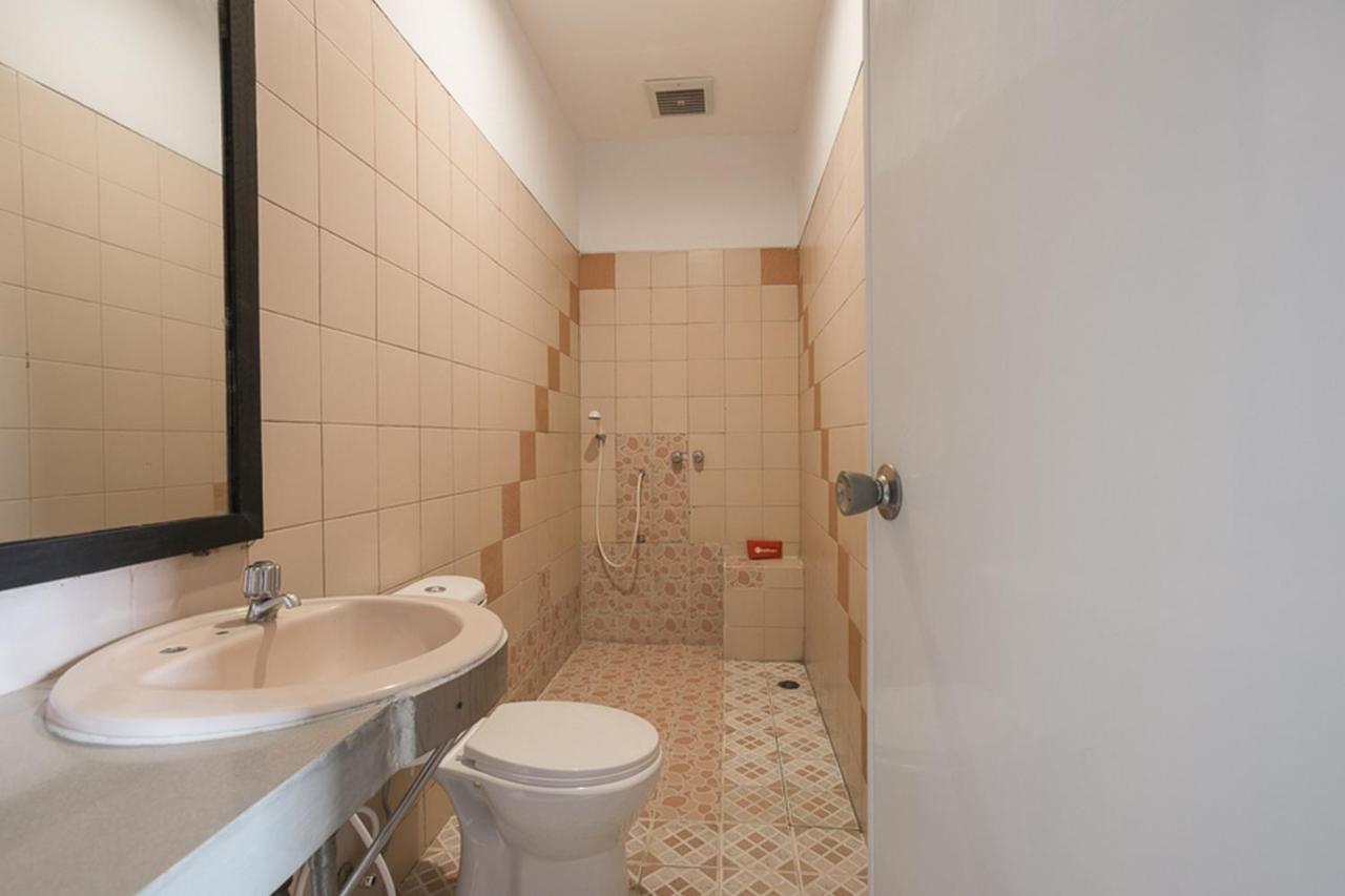 RedDoorz Plus near Jakarta Kota Station Bagian luar foto