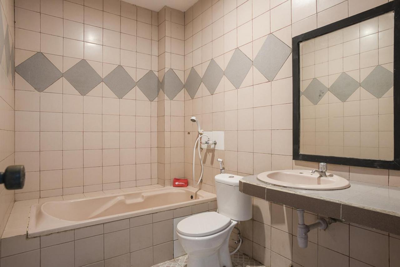 RedDoorz Plus near Jakarta Kota Station Bagian luar foto
