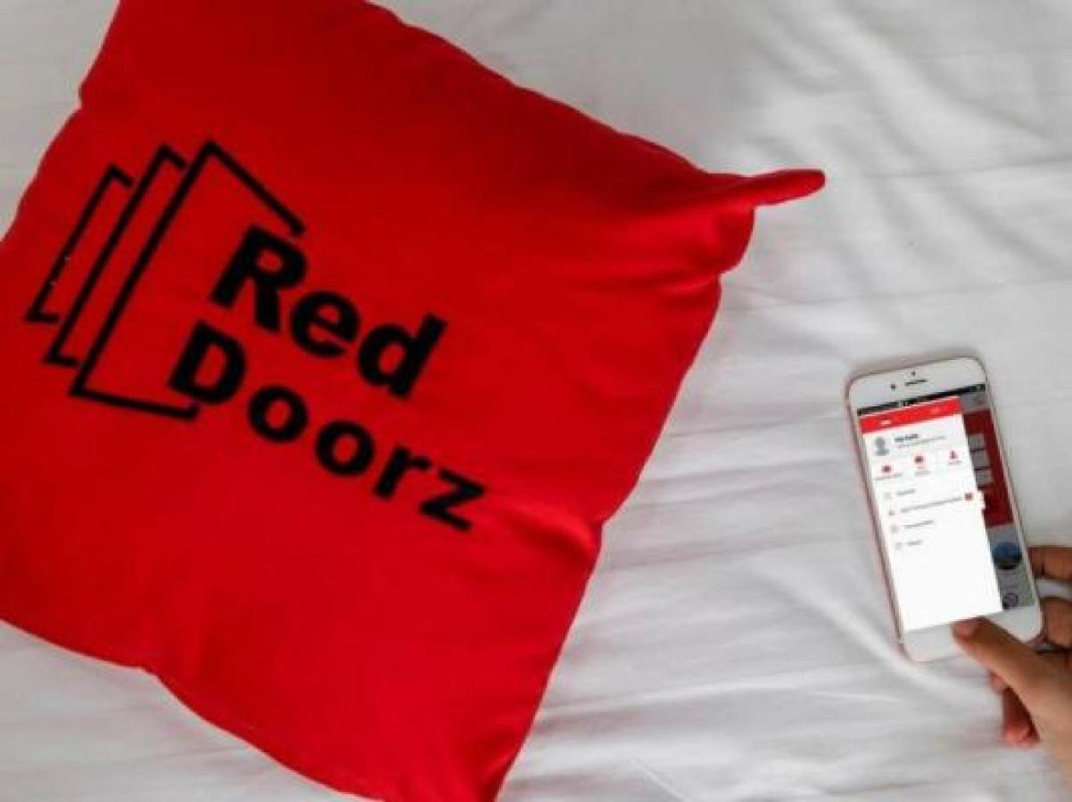 RedDoorz Plus near Jakarta Kota Station Hotel Bagian luar foto